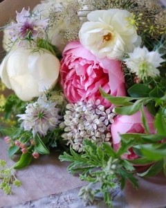 母の日の花束（芍薬と季節花・ピンク＆クリーム）