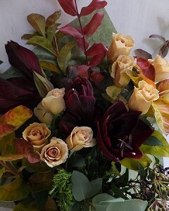 紅葉ミックスとバラとアマリリスの花束