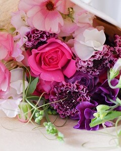 イブピアッチェと季節花の花束
