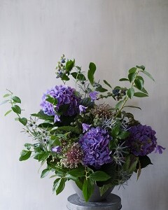 秋色紫陽花とブルーベリーのモダンスタイルアレンジメント